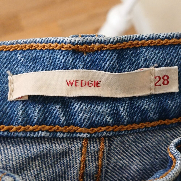 Levi's Wedgie Stretch Denim Shorts Distressed Blue Size 28 - Picture 3 of 6